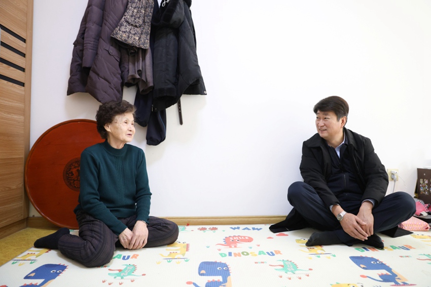 延吉市委副書記、市長吳賢哲慰問軍烈屬池海順