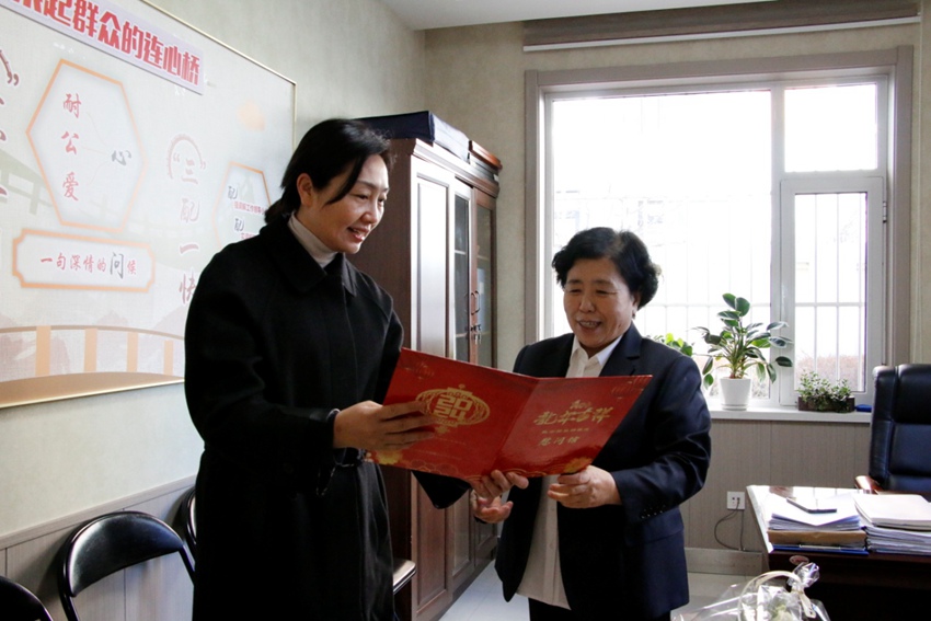 延吉市退役軍人事務局局長王晶慰問全國擁軍愛軍模范王淑清