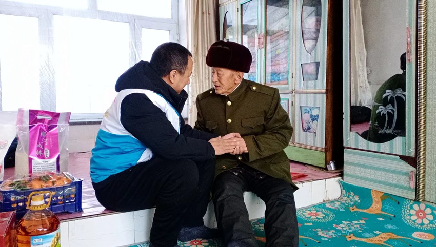 柳河縣柳愛青年志愿者協會為抗美援朝老兵送去慰問品