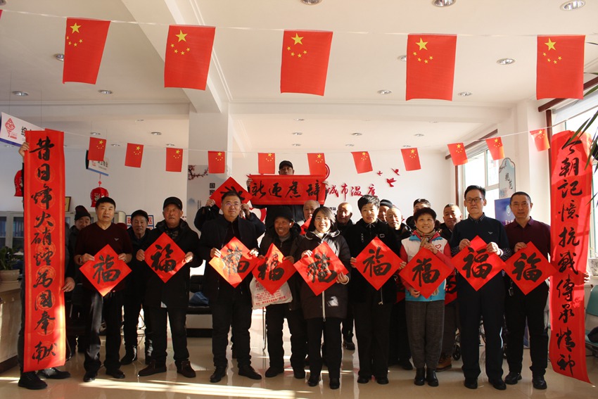 書法進軍營活動，為部隊官兵寫春聯、福字