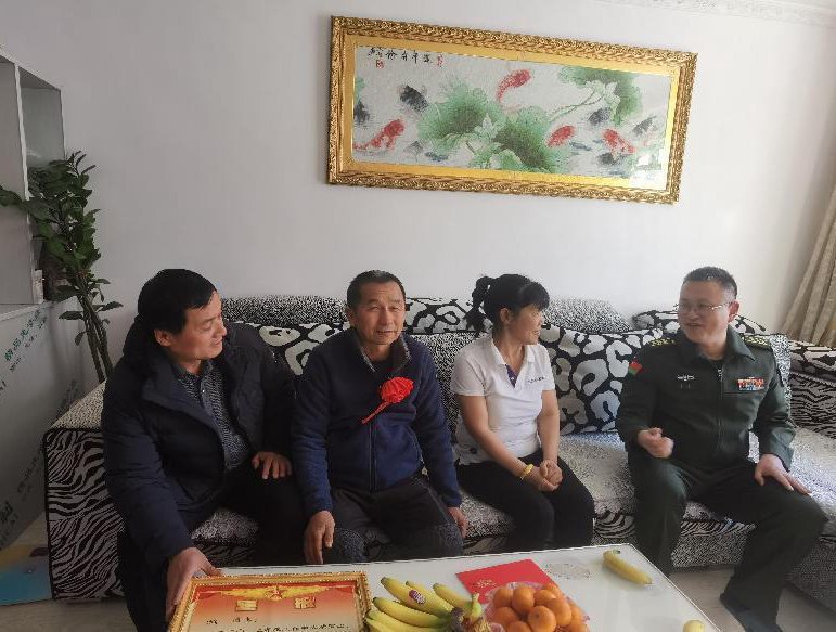 市人武部部長呂偉、市退役軍人事務局局長芮洪波為現役軍人家屬送喜報