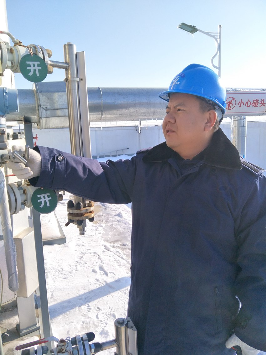 運析風正在對閥門進行檢查。（受訪者供圖）