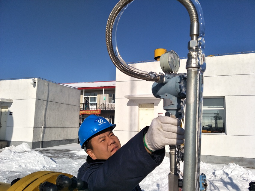 運析風仔細檢查管線的每一個角落。（受訪者供圖）