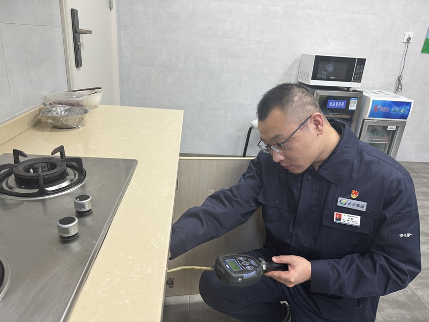 王辰到用戶家進行安全檢查。（受訪者供圖）