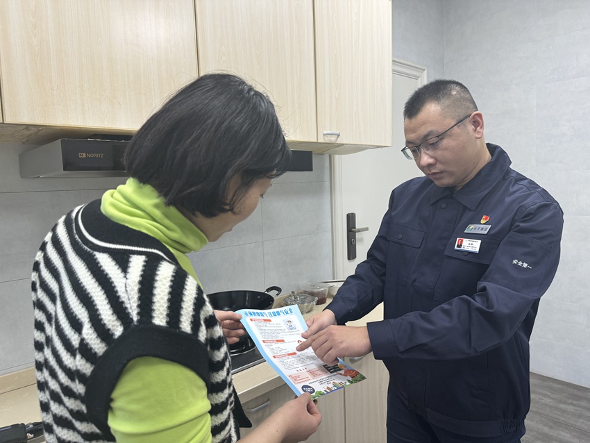 王辰為用戶講解安全用氣方法。（受訪者供圖）