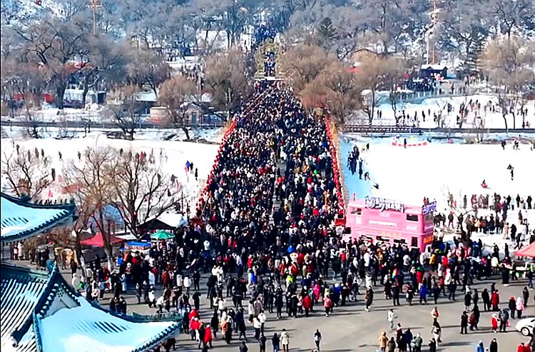 吉林市北山新春廟會人山人海。