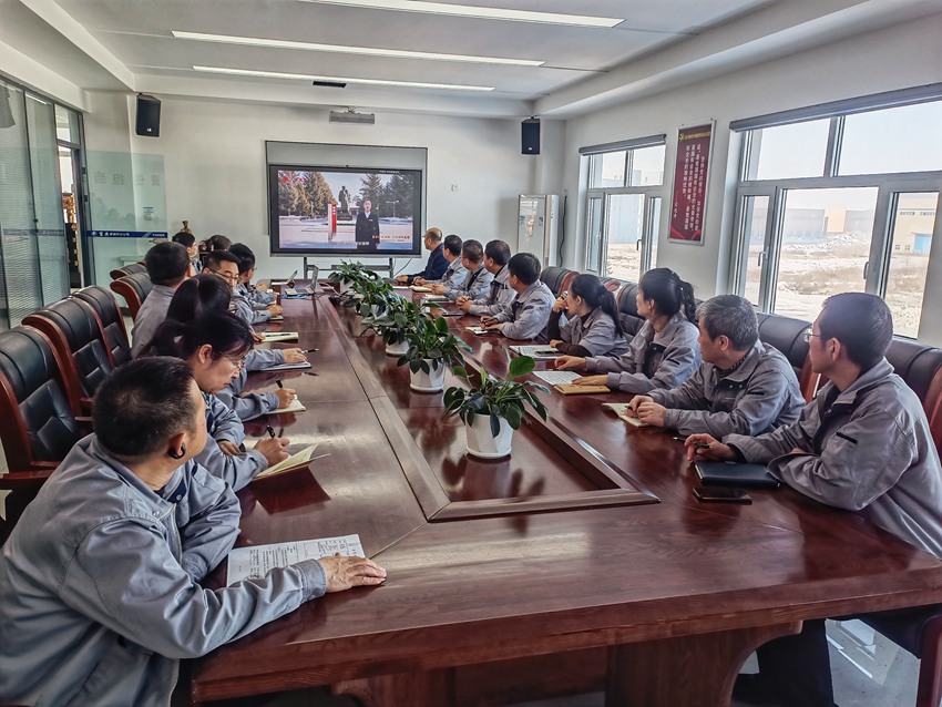富奧汽車零部件股份有限公司組織黨員干部員工觀看思政課。