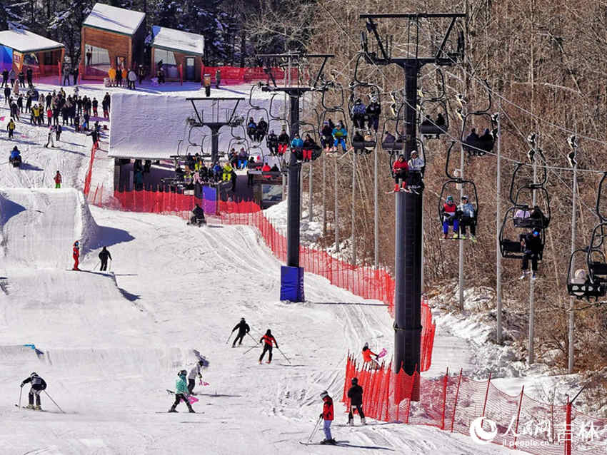 長白山和平滑雪場滑雪愛好者云集。人民網記者 李洋攝