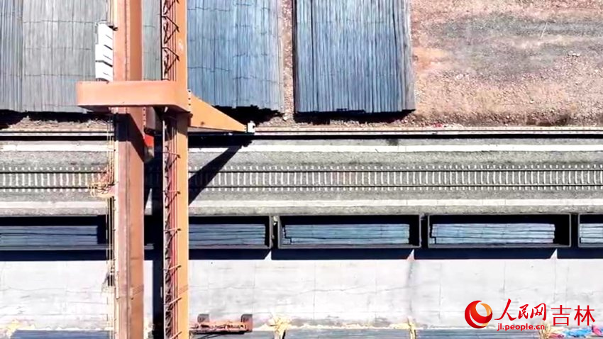 貨運火車進站航拍。石天蛟 攝