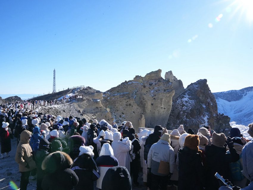 長白山景區人流如織。人民網記者 李洋攝（資料圖片）