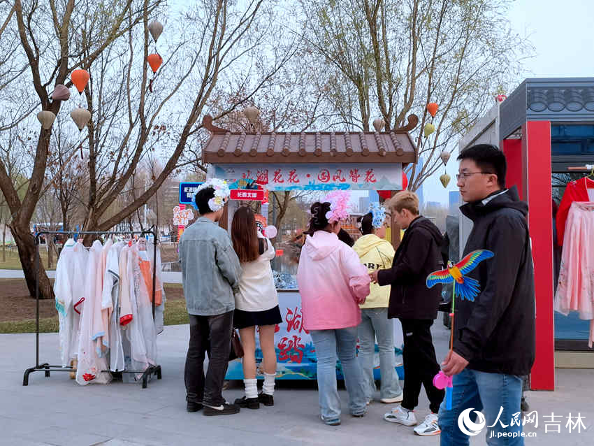 “北湖花花”簪花體驗。人民網記者 馬俊華攝