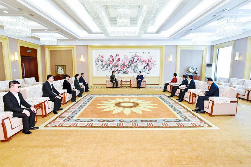 4月17日，省委書記景俊海在長春會見“吉林楷?！蓖蹒鞠冗M事跡報告團成員。張野 鄒乃碩 攝