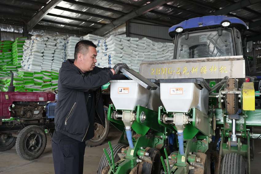 鳳凰山合作社社員將種子放入免耕播種機，準備下田種地。程禹然攝