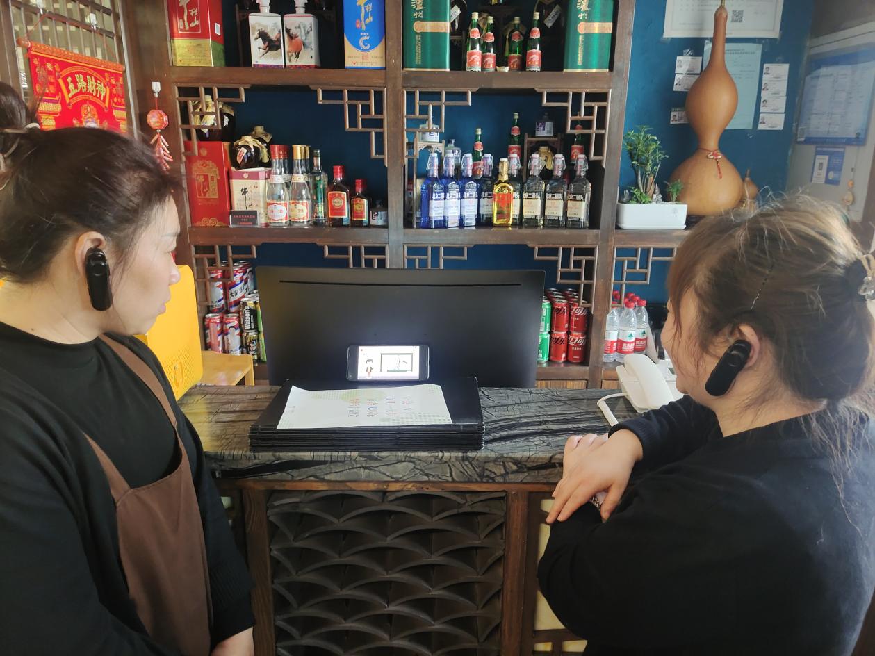 長春市南關區某醬骨頭店工作人員用手機觀看直播