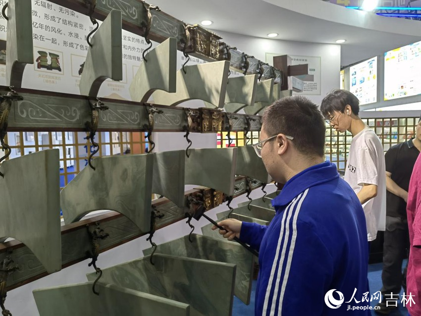 游客體驗敲擊編磬。人民網記者 馬俊華攝