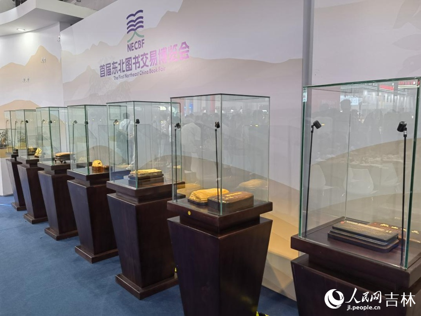 松花石作品展示。人民網記者 馬俊華攝