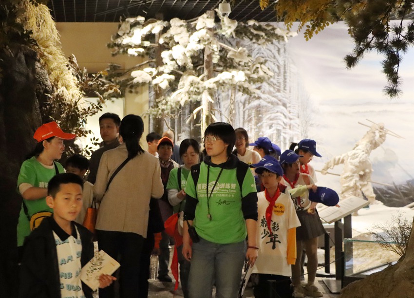 五一假期，大量游客市民走進吉林省博物院汲取文化滋養。（吉林省博物院供圖）