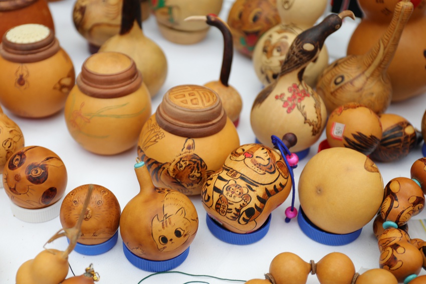 各類手工藝品亮相活動現場。（寬城區委宣傳部供圖）