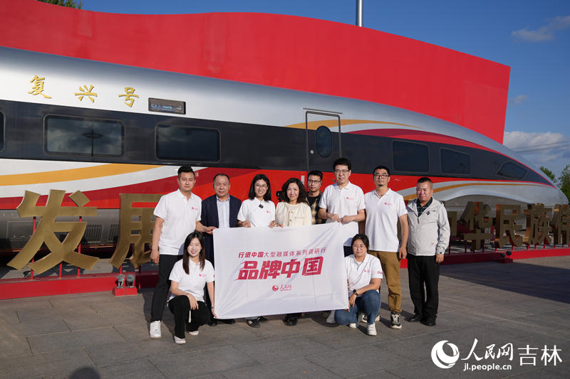 人民網“行進中國”調研采訪團隊深入中車長客采訪。人民網記者 李洋攝