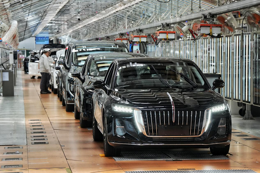 工作人員對裝配好的車輛進行靜態檢查。人民網記者 李洋攝