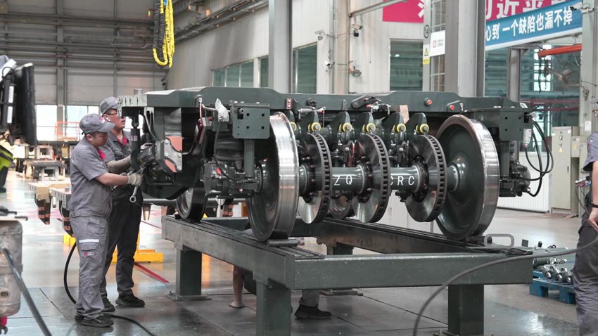 動車組轉向架裝配數字化產線。人民網 石天蛟攝