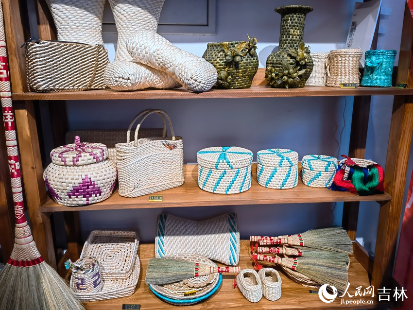 “美麗工坊”展示的玉米葉編制產品。人民網記者 馬俊華攝