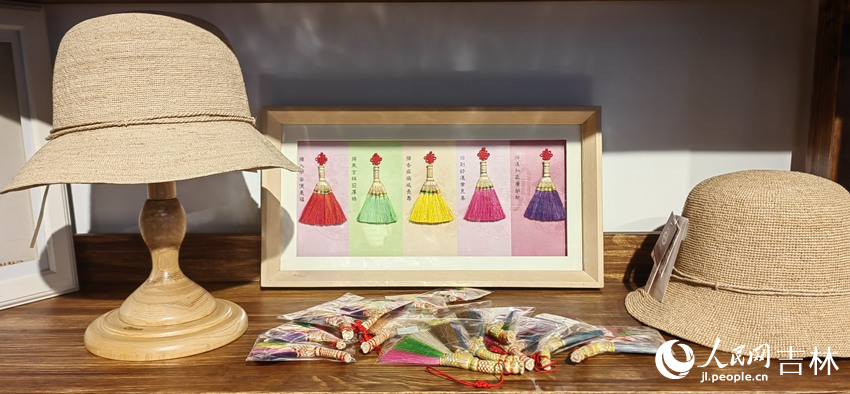 草編帽子等展品。人民網 石天蛟攝