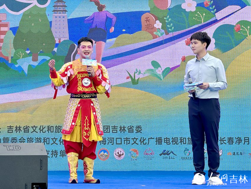 “雪餅猴”王鐵柱向全國大學生發出邀約。人民網記者 李思玥攝