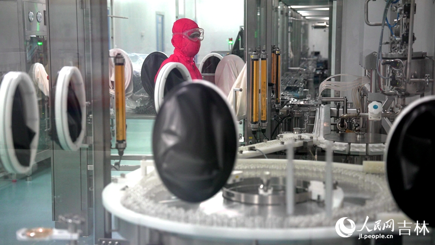 吉林敖東藥業集團延吉股份有限公司凍干粉針劑車間工人“全副武裝”。人民網記者 李成偉攝