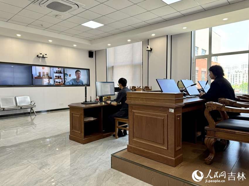 法官通過面前的高清電子屏與律師對話。人民網記者 李思玥攝