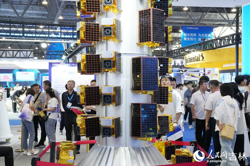 博覽會上，光電信息領域的科技創新成果向游客展示。人民網記者 李洋攝