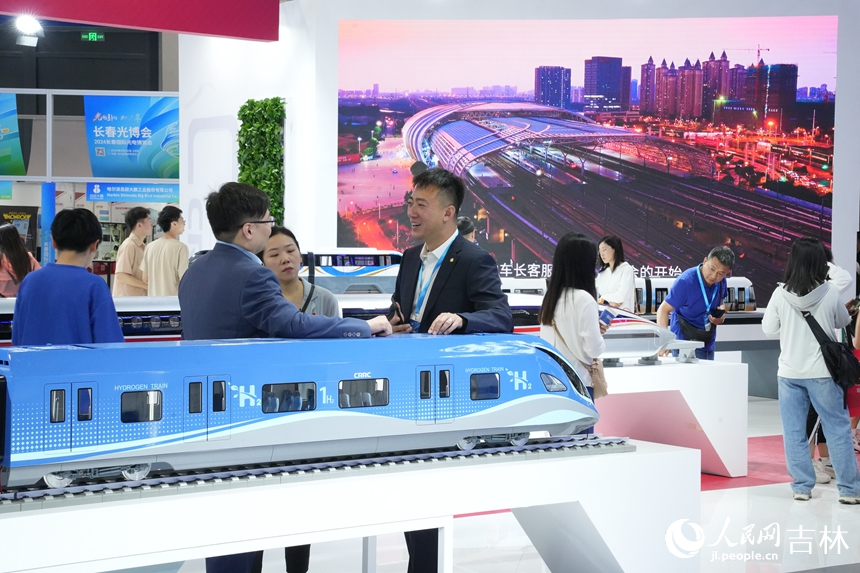 博覽會上，光電信息領域的科技創新成果向游客展示。人民網記者 李洋攝