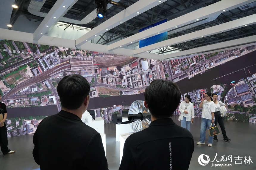 博覽會上展示的光電信息領域科技創新成果。人民網記者 李洋攝