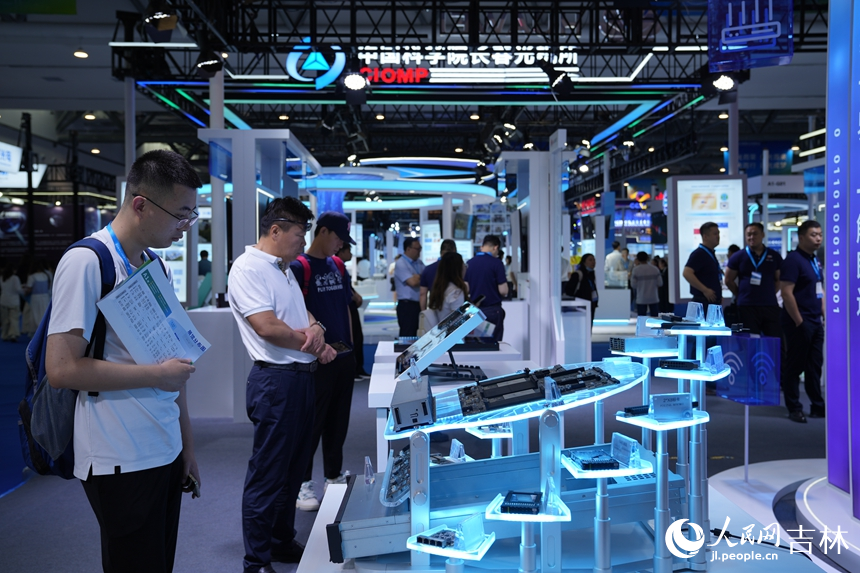 博覽會上，光電信息領域的科技創新成果向游客展示。人民網記者 李洋攝