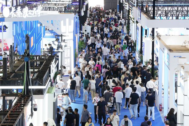 光電信息產業專業展現場熱鬧非凡。人民網記者 李洋攝