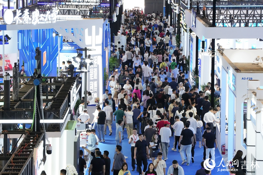 博覽會上，各展位人流如織。人民網記者 李洋攝。