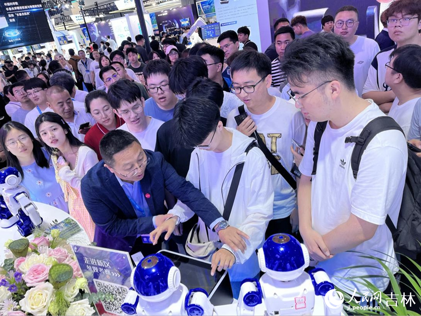 空中成像互動展示屏吸引了不少市民客商爭相體驗。人民網記者 李思玥攝