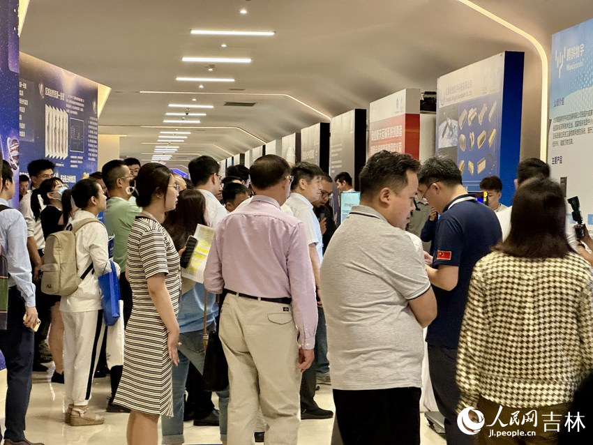 展會現場人潮涌動。人民網記者 李思玥攝