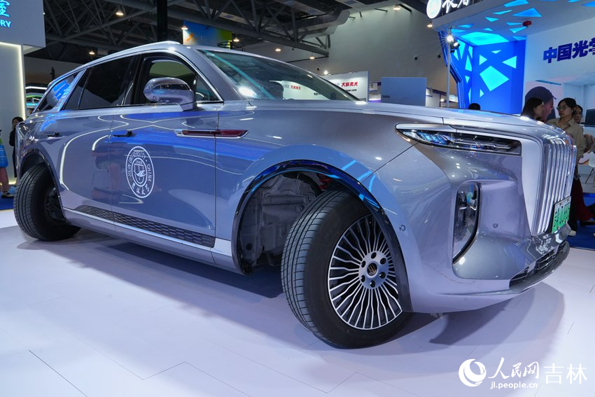 采用自動輪智行底盤技術的紅旗E-HS9新能源車。人民網記者 李洋攝