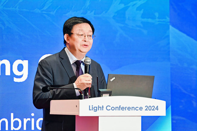 英國劍橋大學光子器件與傳感器中心主任、大會共主席初大平教授主持大會開幕式