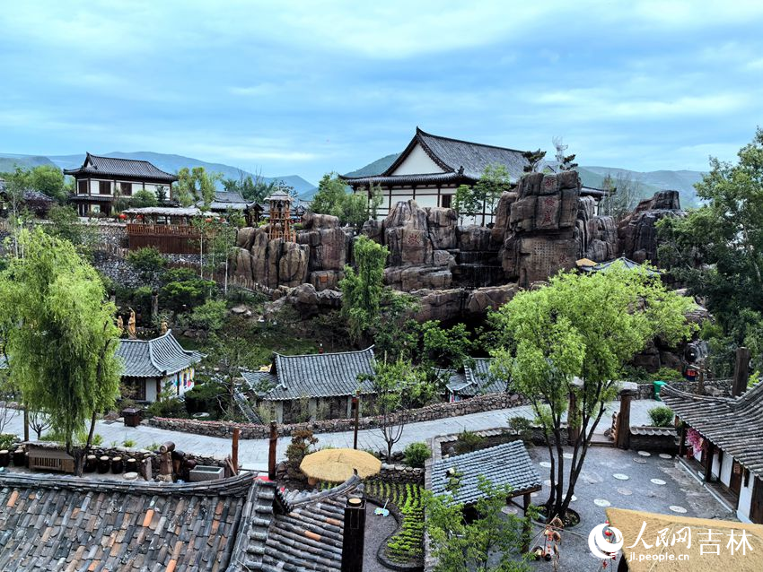 長白縣千年崖城景區帶你穿越。人民網記者 王海躍攝