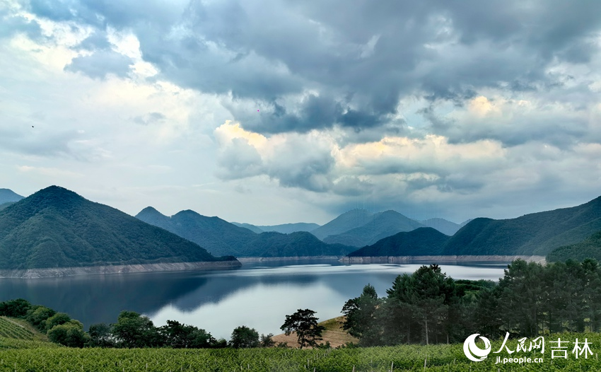 登高遠眺，集安山水相映成畫