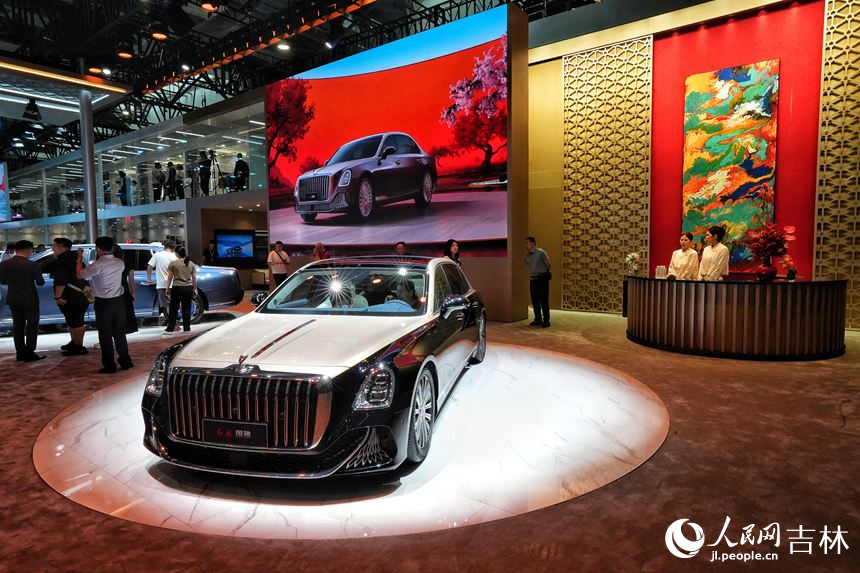 紅旗金葵花展廳展出的新款車型。人民網記者 李洋攝