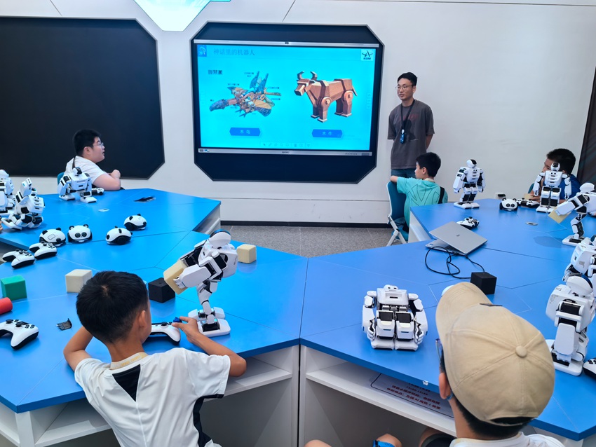 小朋友興致勃勃聽人工智能課程。人民網記者 王海躍攝