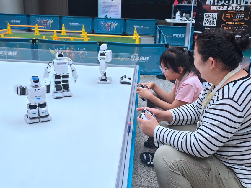 小朋友親自操控機器人。人民網記者 王海躍攝