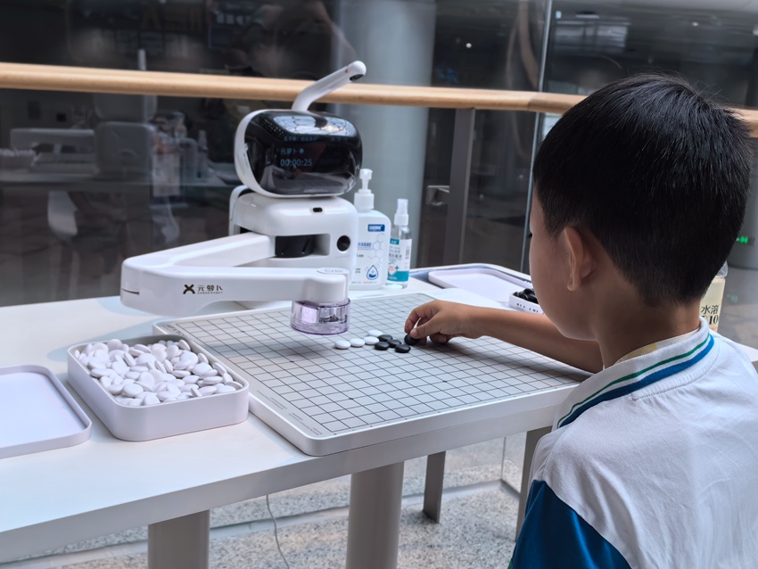 小朋友和機器人下五子棋。人民網記者 王海躍攝