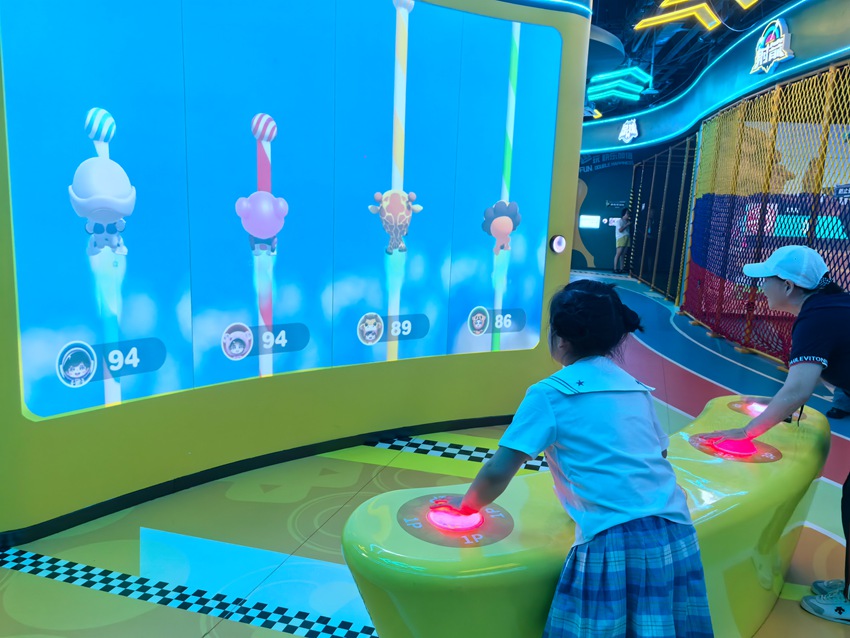 小朋友和媽媽一起做益智游戲。人民網記者 王海躍攝