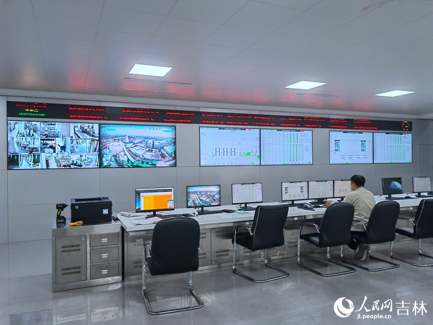 工廠工作人員通過屏幕即可觀察各項數據和車間設備運行情況。人民網記者 馬俊華攝