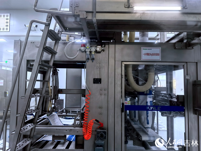 自動化的流水線正在為檸檬酸產品打包。人民網記者 馬俊華攝