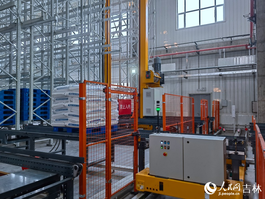 自動化包裝倉儲物流系統正將1噸的檸檬酸產品存儲起來。人民網記者 馬俊華攝